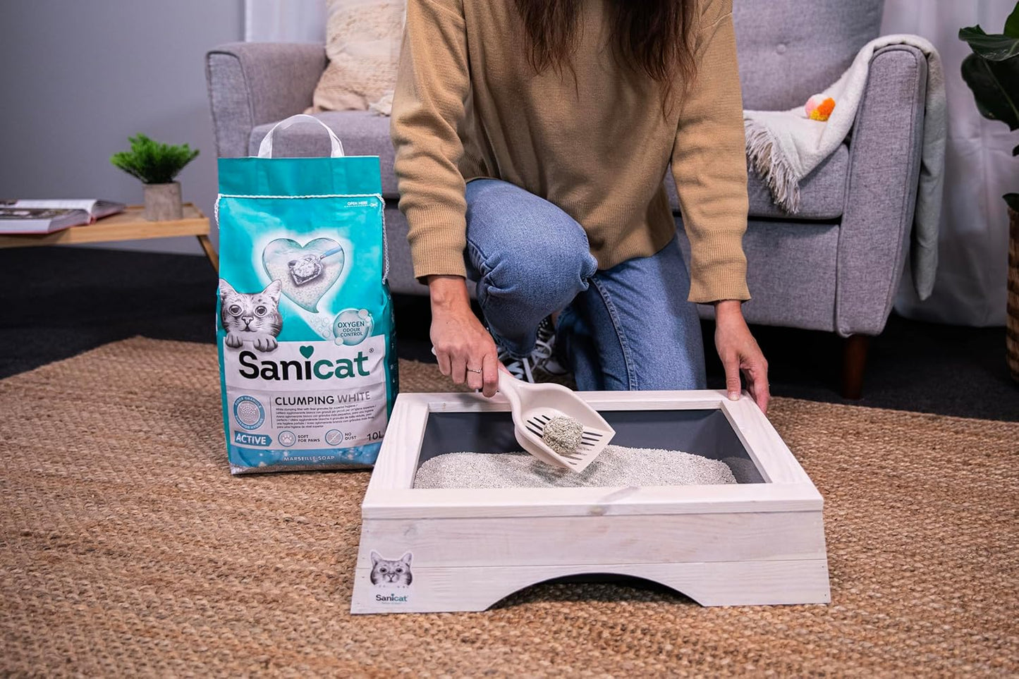 - White Ultra-Clumping Cat Litter - Marseille Soap Scented | Made from Natural Minerals with Guaranteed Odor Control | Absorbs Moisture and Forms Clumps for Easy Cleaning | 10 L Capacity.