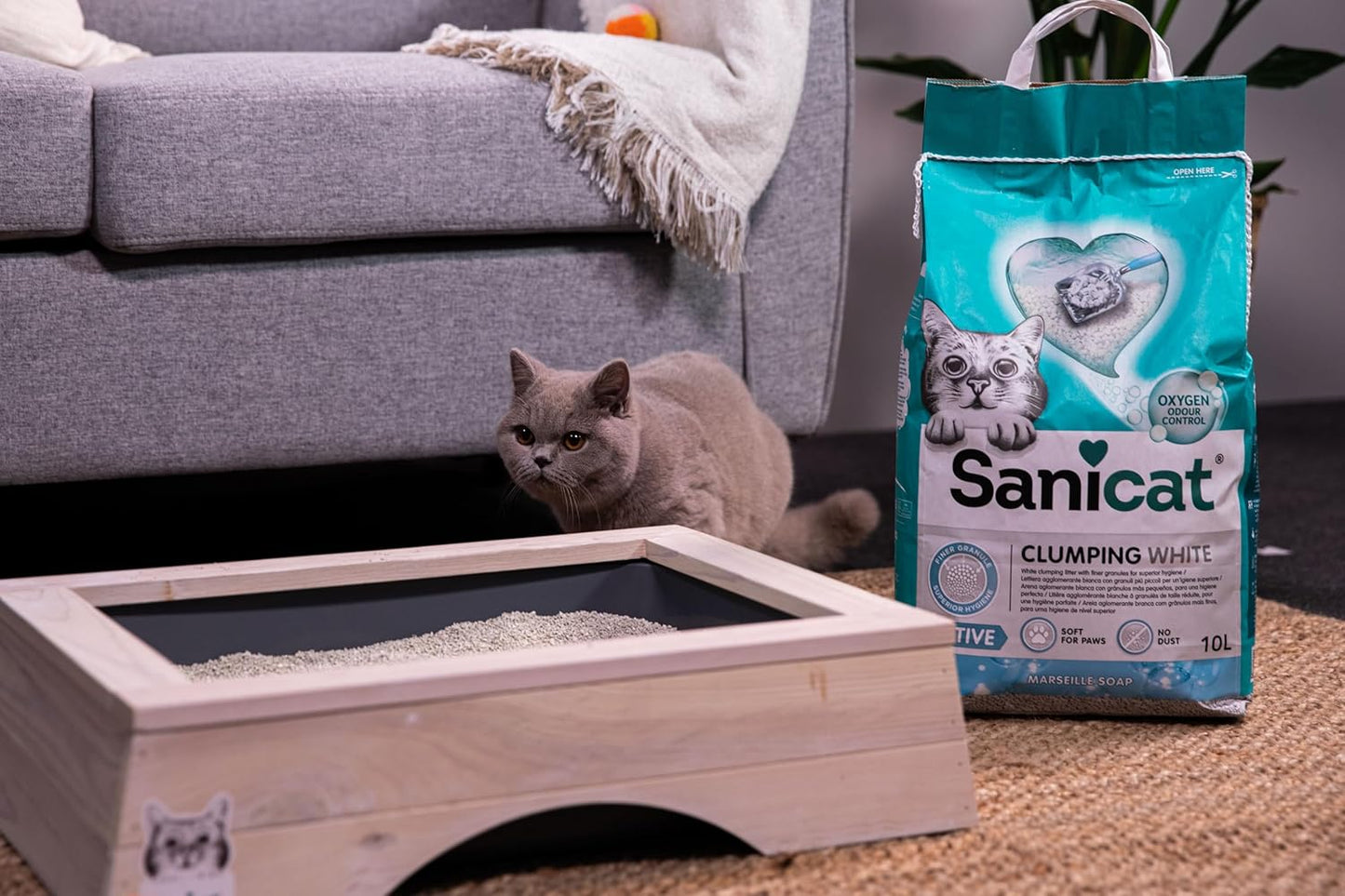 - White Ultra-Clumping Cat Litter - Marseille Soap Scented | Made from Natural Minerals with Guaranteed Odor Control | Absorbs Moisture and Forms Clumps for Easy Cleaning | 10 L Capacity.