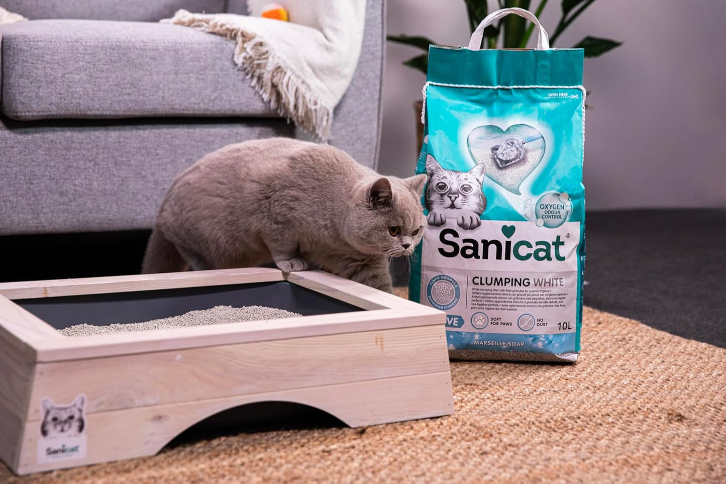 - White Ultra-Clumping Cat Litter - Marseille Soap Scented | Made from Natural Minerals with Guaranteed Odor Control | Absorbs Moisture and Forms Clumps for Easy Cleaning | 10 L Capacity.