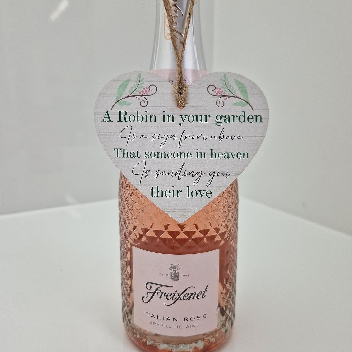 Robin Memorial Garden Grave Hanging Heart Wooden Heart Memorial Plaque with Robin Design - Remember Loved Ones in Heaven | Handcrafted Keepsake | Modern Rustic Home Decor | Made in UK